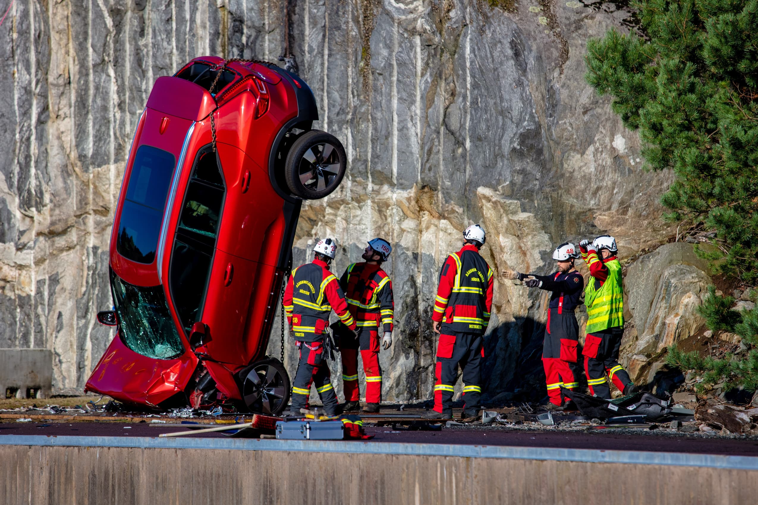 Volvo laat auto's van 30 meter hoogte vallen om meer levens te redden